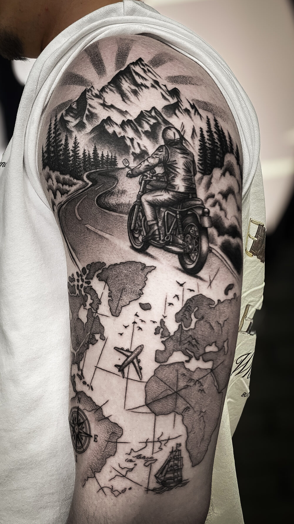 Hartă & statuie Black & Grey tatuaj Bucuresti Ace Tattoo