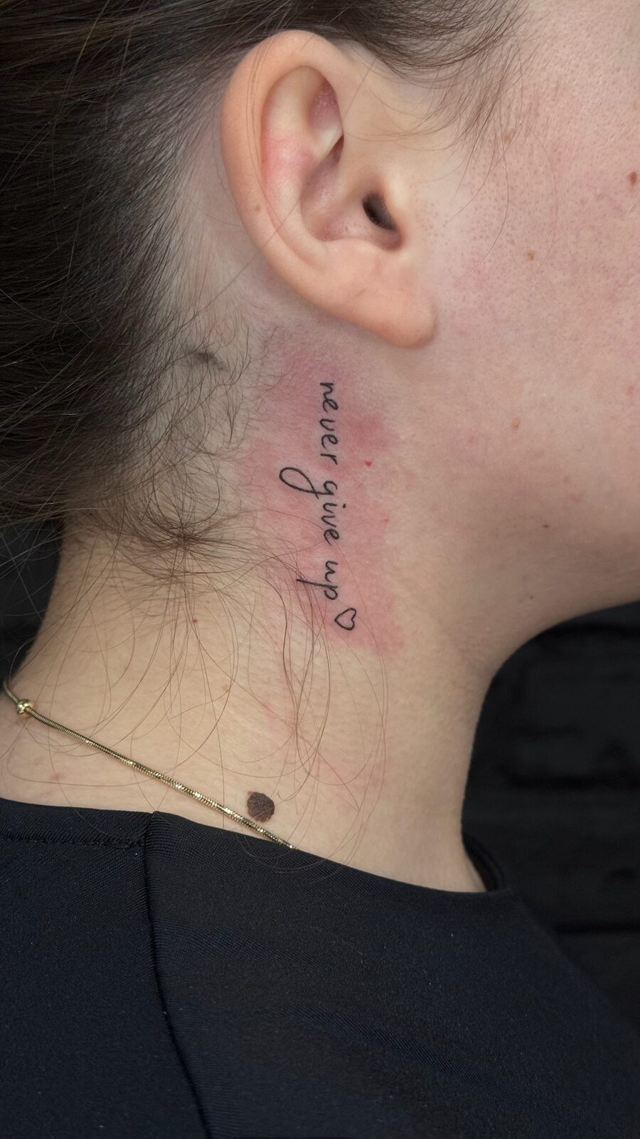 Lettering Pe gât tatuaj Bucuresti Ace Tattoo