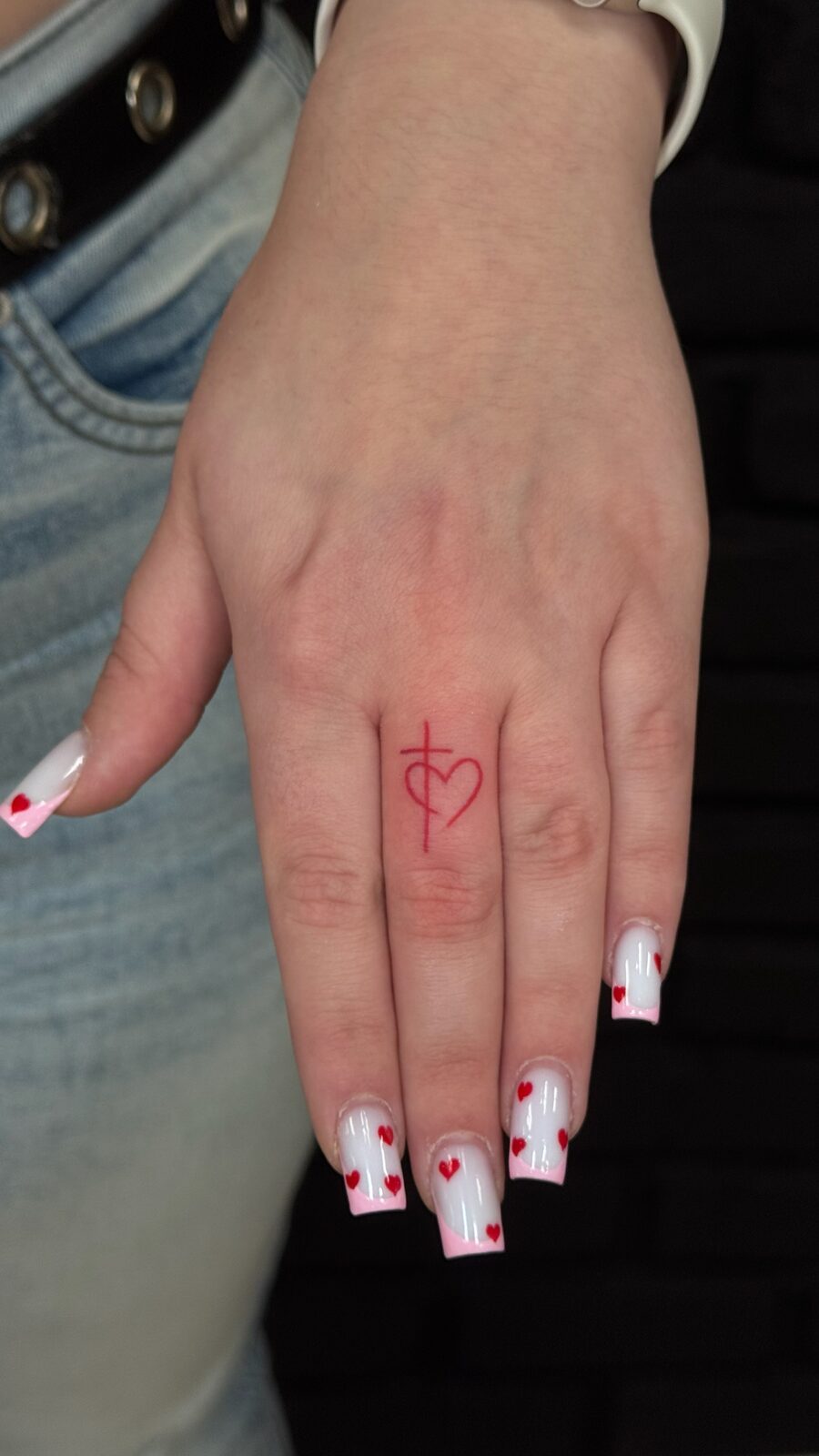 Red ink Pe mână tatuaj Bucuresti Ace Tattoo